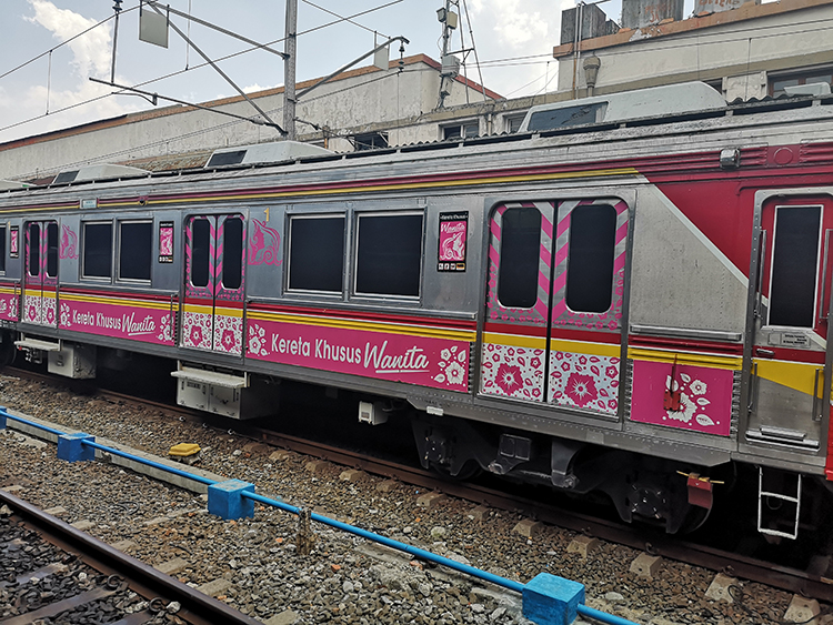 吉岡桂子1_P4)女性専用車両外観