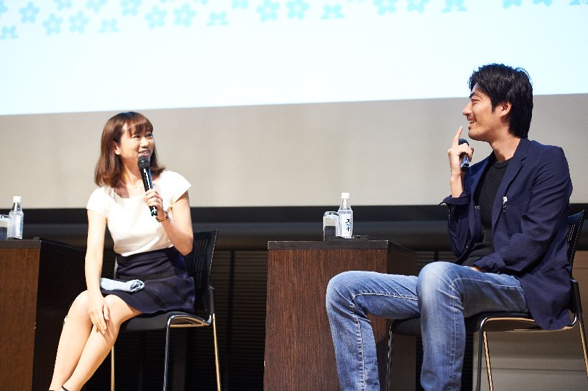 岩佐まりさん(左)と小国士朗さん