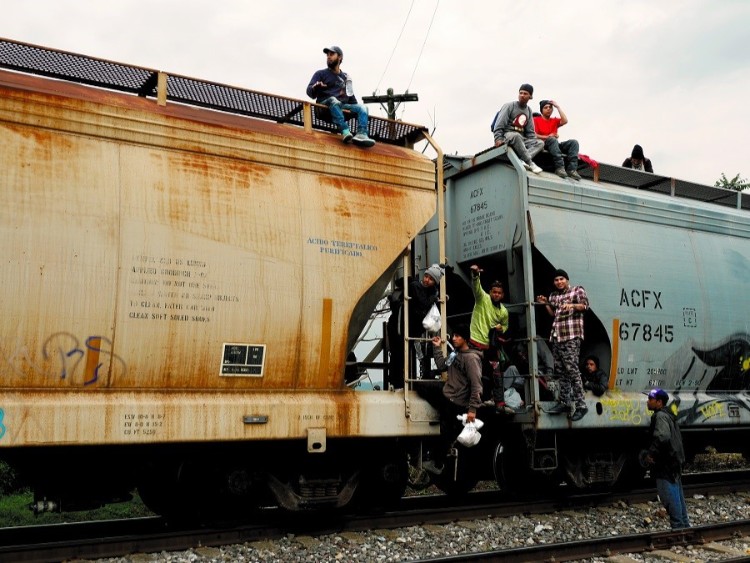 「野獣」と呼ばれる貨物列車に乗る移民たち=メキシコ中部コルドバ近郊 photo: Murayama Yusuke