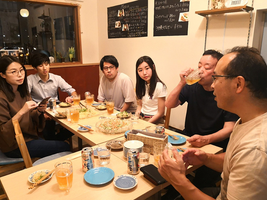 若い飲み仲間たちと認知症について語る水野隆史さん(写真右端)=清川卓史撮影