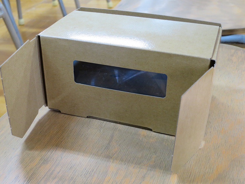 認知症VRを体験できるハコスコ。中央部分から両目で映像を見る
