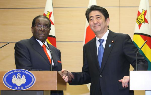 2016年にジンバブエ大統領として来日したムガベ氏