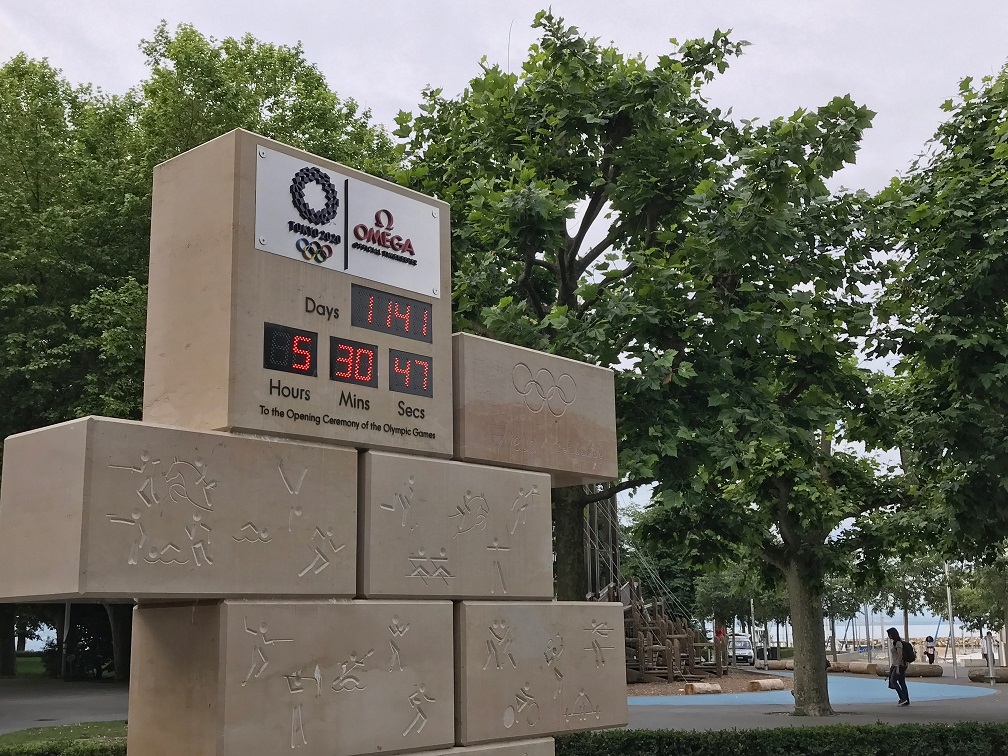 IOC本部があるスイス・ローザンヌのレマン湖畔には、五輪のカウントダウン時計がある。取材当日は、東京大会まで「あと1141日」の表示=稲垣康介撮影