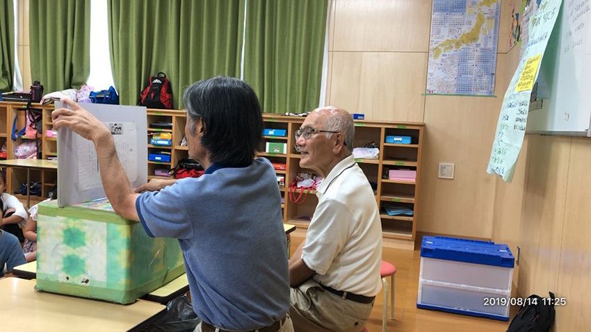 子どもたちの前で紙芝居を読むメンバーさん