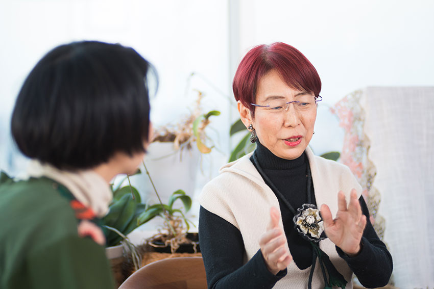 対談する上野千鶴子さん