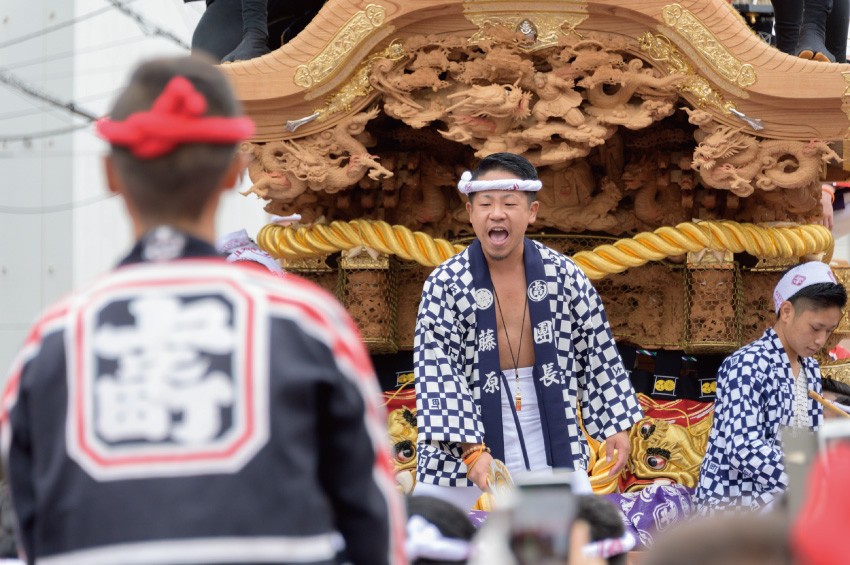 大津神社での「宮入り」で檄を飛ばす青年団長