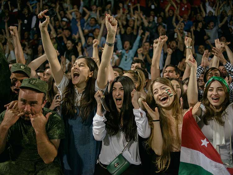 2016年の決勝戦でアブハジアを応援する地元ファン=2016年6月5日、Dmitry Kostyukov/©2018 The New York Times