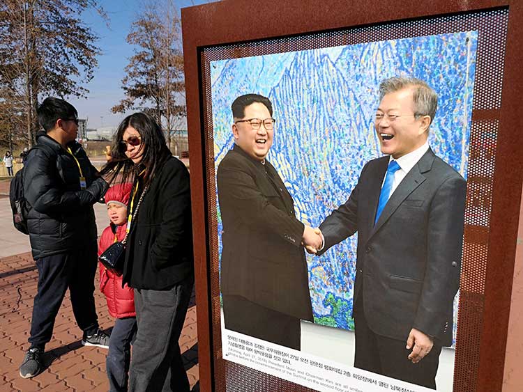 吉岡桂子_金正恩氏と文在寅氏の握手@公園