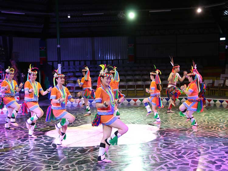 「アミ・チャチャ」を踊る、花蓮阿美文化村の踊り手たち=西本秀撮影