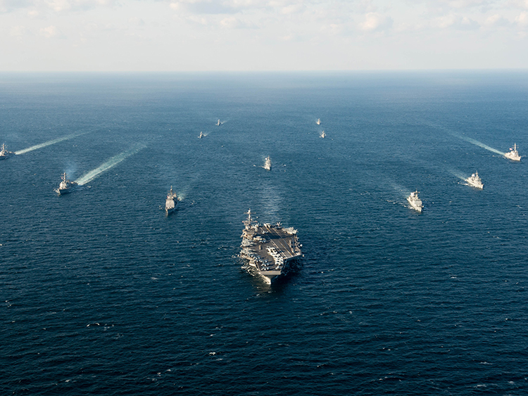 アメリカ海軍の表看板である空母打撃群、率いるのは原子力空母ジョン・C・ステニス
(写真・2016年米海軍、朝鮮半島沖合)
