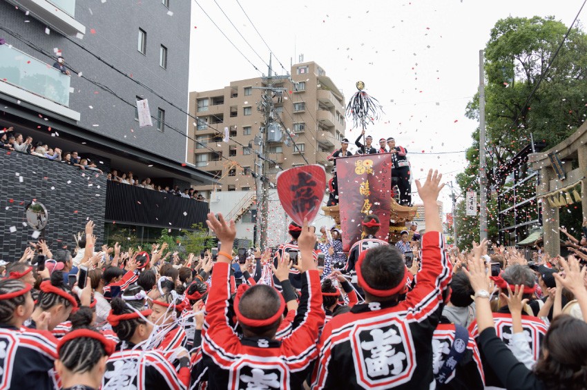 「宮入り」のクライマックスにはご祝儀が蒔かれる