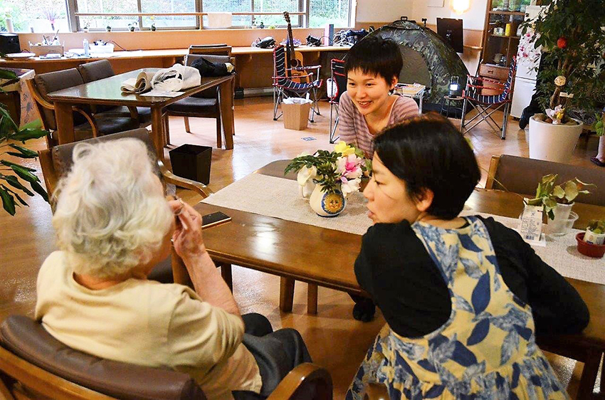 活動終了後も度々施設を訪れ、入居者との交流を続ける垣内晴さん(奥)、横田紗世さん