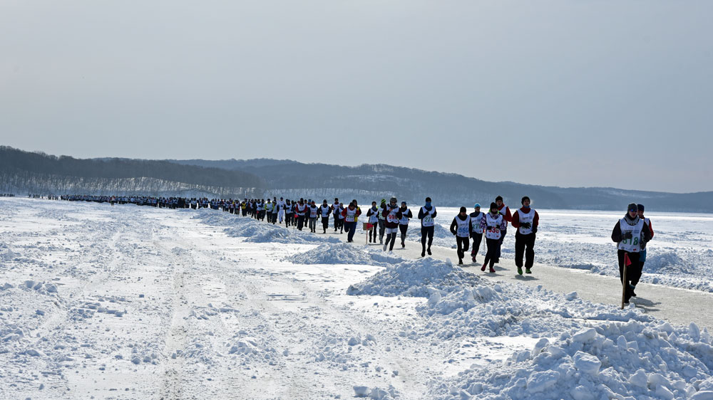 世界のスポーツ_雪の水泳_3