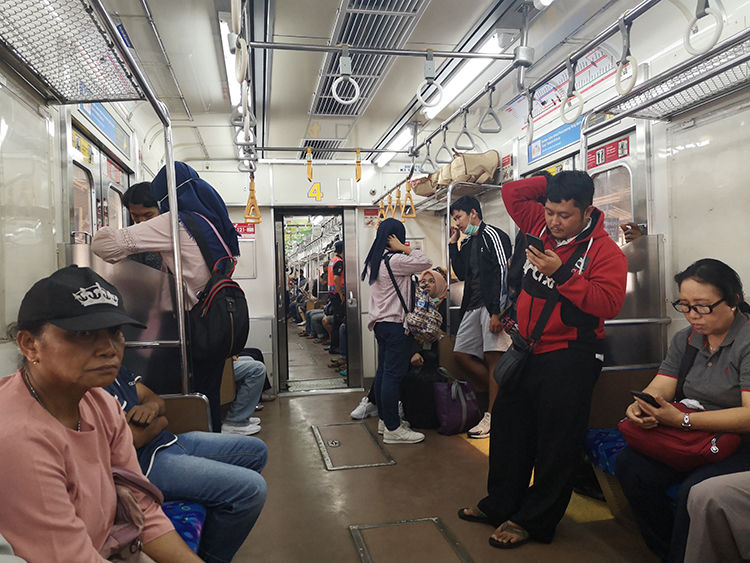 吉岡桂子1_P3)KCI車内