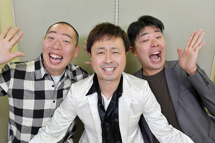 お笑いコンビ「レギュラー」の松本康太さん(左)と西川晃啓さん(右)と「次長課長」の河本準一さん