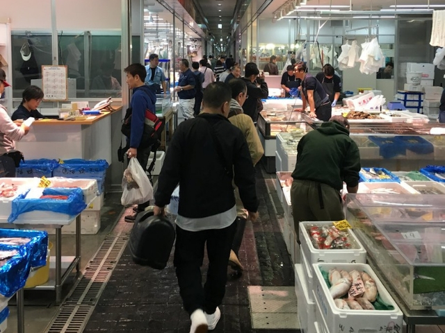 築地から豊洲へ 「市場」に通い続ける「片手袋研究家」が思うこと