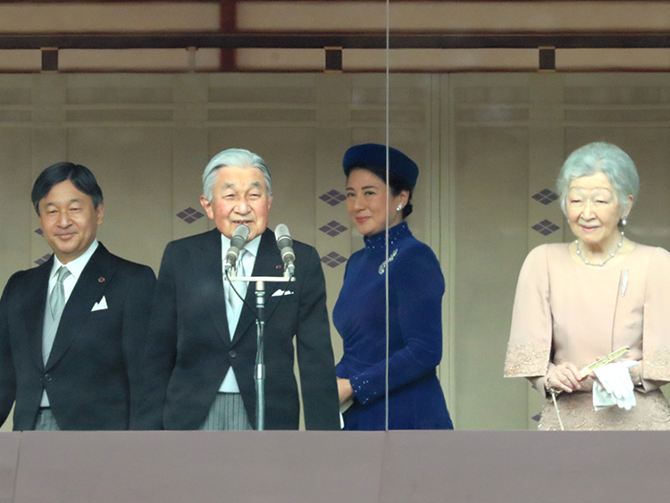 一般参賀にのぞむ天皇、皇后両陛下、皇太子ご夫妻=2018年12月23日、皇居、嶋田達也撮影