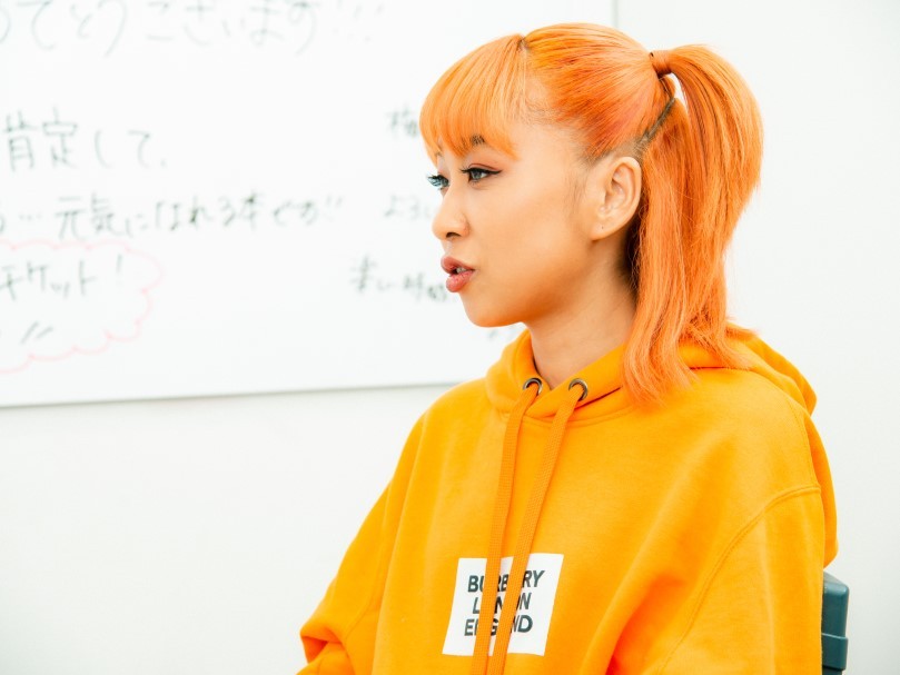 取材に答える青山テルマさん