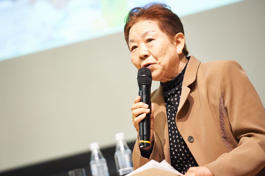 イベントで話す春原治子さん
