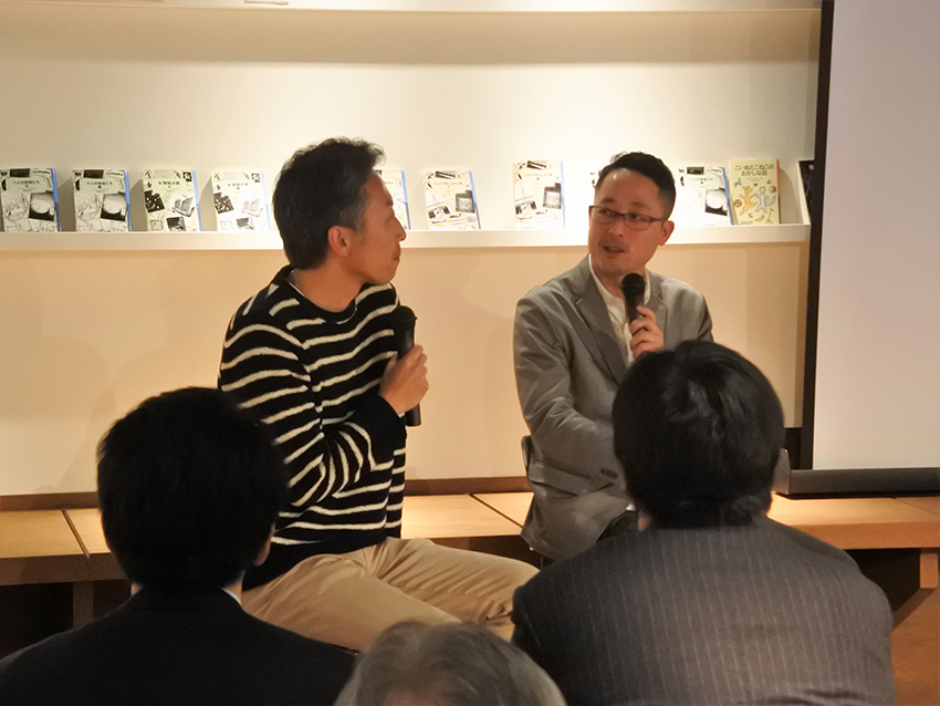 「なんで外に?」と徳田さんに聞かれる前田隆行さん(左)