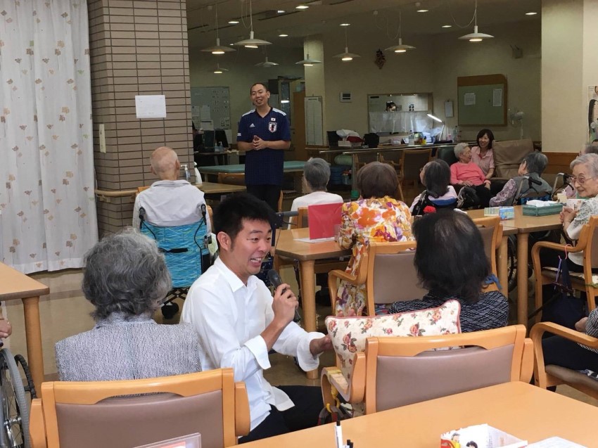 介護施設を訪れたレギュラー