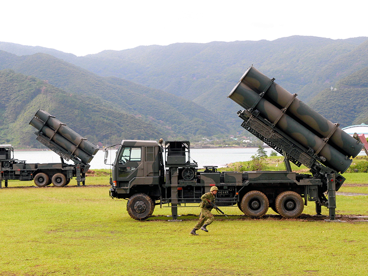 鹿児島県奄美市で、海上からの攻撃を想定した訓練で地対艦ミサイルを設営する自衛隊隊員ら(2011年、伊藤宏樹撮影)