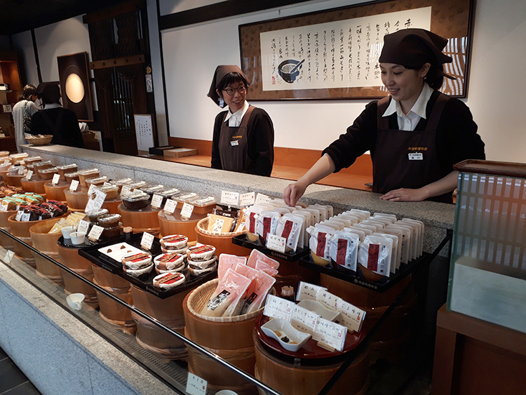 本田味噌本店の店内=京都市上京区、岸善樹撮影