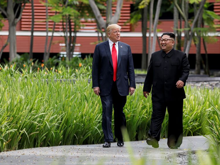 2018年6月、首脳会談が開かれたシンガポールで一緒に歩くトランプ米大統領と北朝鮮の金正恩・朝鮮労働党委員長=ロイター