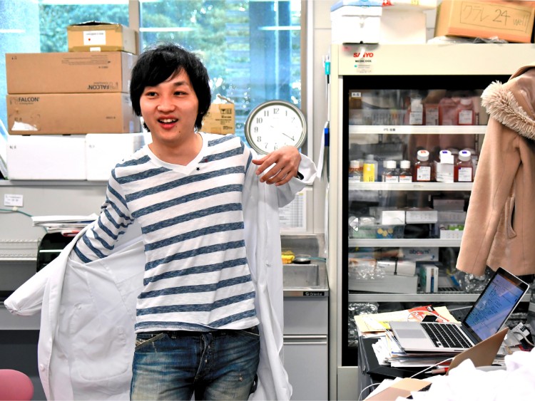 横浜市立大の先端医科学研究センターで。自席(写真右)には、積み重ねた書類の上にパソコンが置いてあった。
photo: Semba Satoru