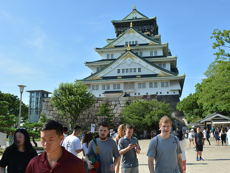 外国人にも人気の大阪城=大阪市中央区