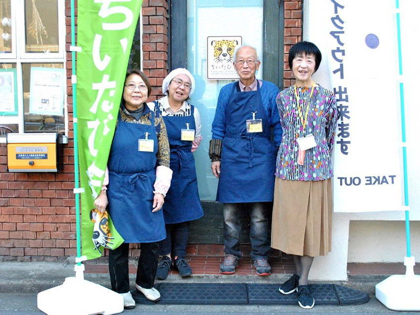 運営スタッフ。一番右が理事長の高橋恵美子さん