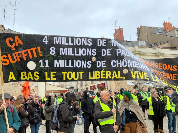 黄色いベスト運動で気勢を上げる人たち=2019年1月、フランス西部アンジェ、石井徹撮影