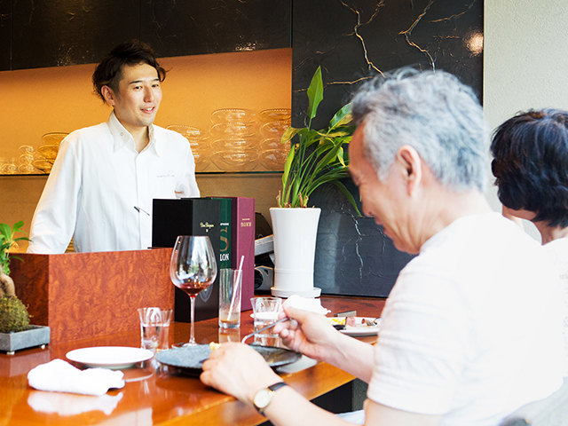 中目黒のフレンチレストランでの会食風景