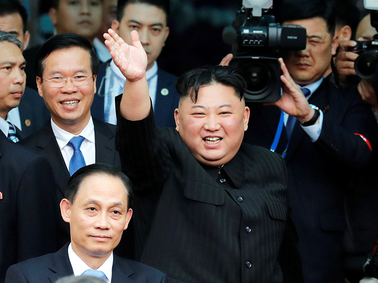 会談を終え、北朝鮮へ向かう列車に乗る前に群衆に手を振る金正恩氏=ベトナム・ドンダン駅、ロイター