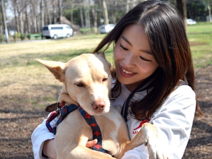 桑原みずきさんと愛犬の友美