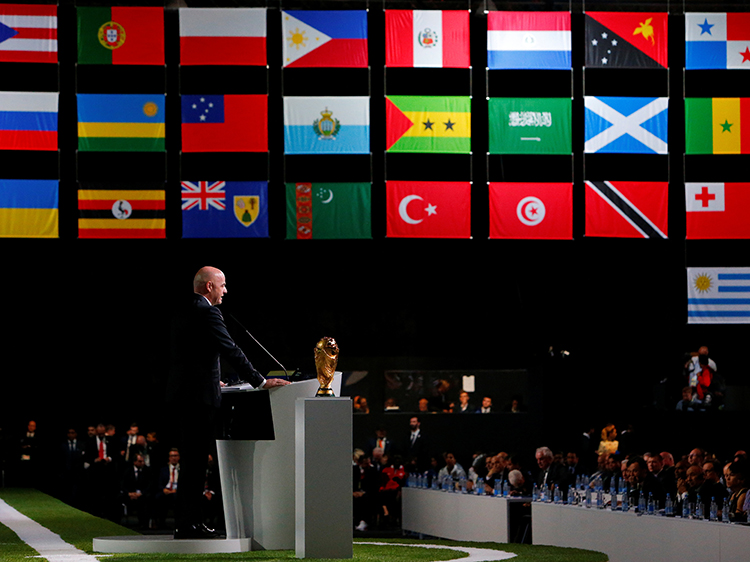 6月13日、国際サッカー連盟の総会で行われた2026年W杯開催地の決選投票で、米国、メキシコ、カナダによる史上初の3カ国共催が決まった(2018年 ロイター/Sergei Karpukhin)