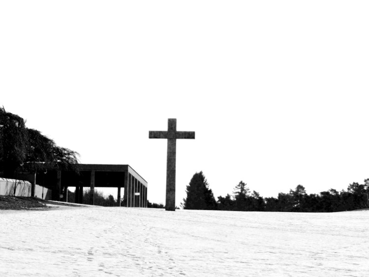 ストックホルム郊外、世界遺産でもある「森の墓地」にある十字架のモニュメント。厳しい寒さのなか、その姿は威厳に満ちていた
photo : Takahashi Misako