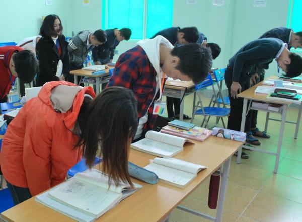日本で技能実習生として働くことをめざし日本語などを勉強するベトナムの若者たち