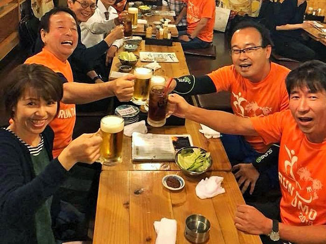 RUN伴(ランとも)の打ち上げで乾杯するかずひこさん