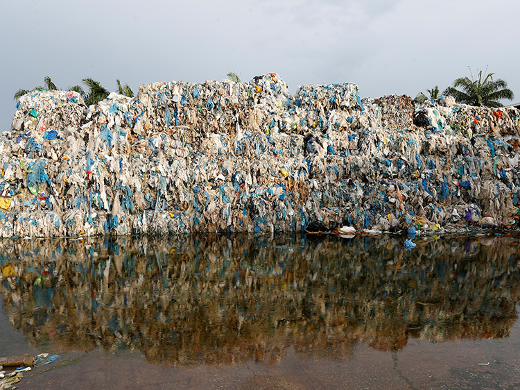 マレーシアのクアラランガットで14日、違法リサイクル工場の外に詰まれたプラスチックごみ(2018年 ロイター/Lai Seng Sin)
