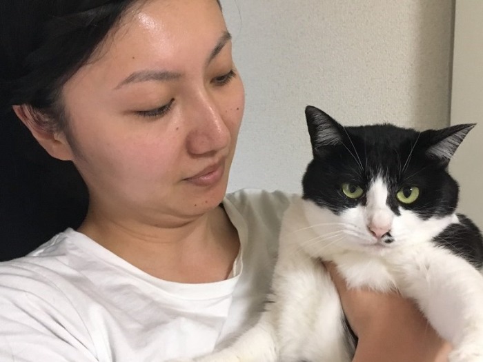 ママに抱かれるひばり