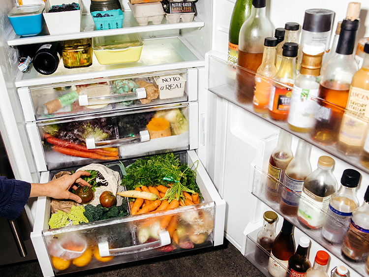 ダイアナ・コーエンの家の冷蔵庫にはプラスチックフリーの食品が詰まっている=Adam Amengual/©2019 The New York Times