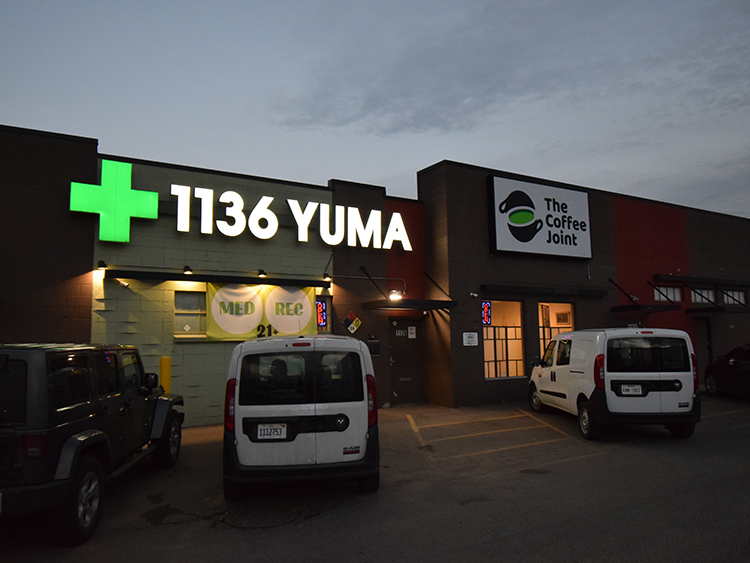 コロラド州デンバーの大麻販売店と隣接する大麻ラウンジ(右)。公共空間で大麻を使える、デンバー初の場所だ=西村宏治撮影