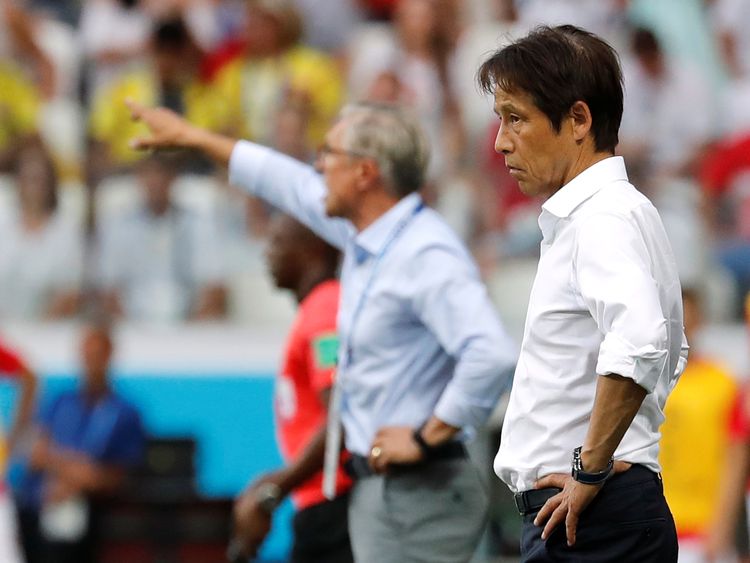 サッカーW杯ロシア大会の対ポーランド戦で試合を見守る西野朗監督=ロイター