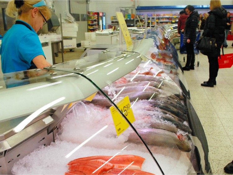 フィンランド南東部イマトラ市内のあるスーパーは、ロシア人が好んで買う魚介類を豊富にそろえている Photo: Asakura Takuya