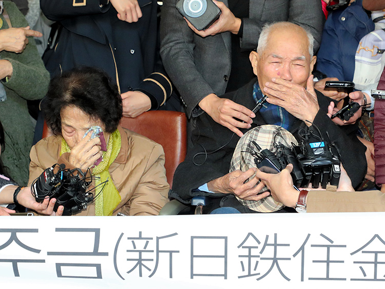 10月30日の大法院判決後、涙を拭う元徴用工の李春植さん(右)ら=東亜日報提供