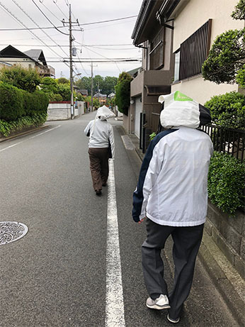 これは、空の袋をかぶった姿。配るショッパーは、濡らさないように十分気を付けています