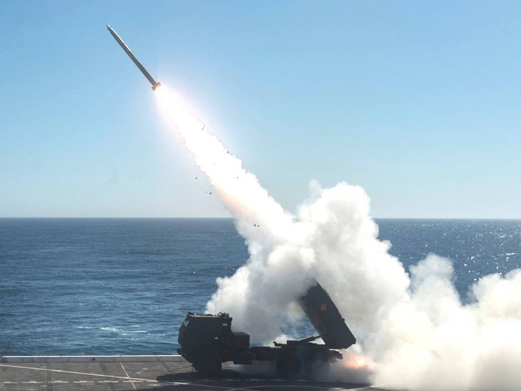 日本やフィリピンに海兵隊が持ち込むかもしれない長射程ロケット発射装置HIMARS(写真:米海軍)