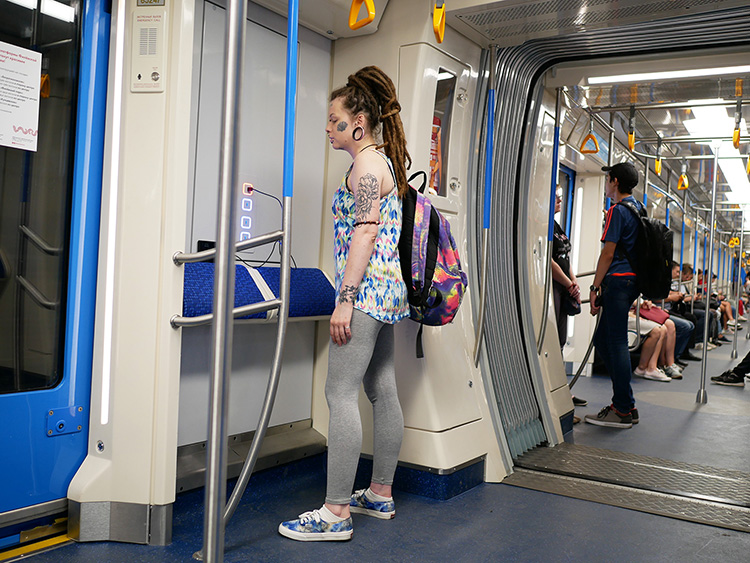 モスクワ地下鉄の新型車両。USB電源でスマホを充電する、いまどきロシア女子(撮影:服部倫卓、以下同様)。