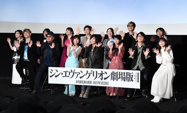 フォトセッションに応じる(前列左から)勝杏里、立木文彦、林原めぐみ、緒方恵美、宮村優子、岩永哲哉、岩男潤子(後列左から)伊瀬茉莉也、優希比呂、長沢美樹、山口由里子、三石琴乃、山寺宏一、石田彰=東京・バルト9